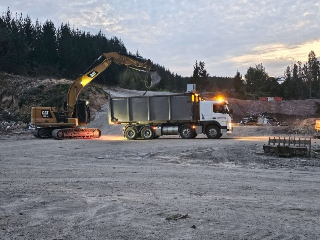 LANDFILL & HOOK BIN TRUCK